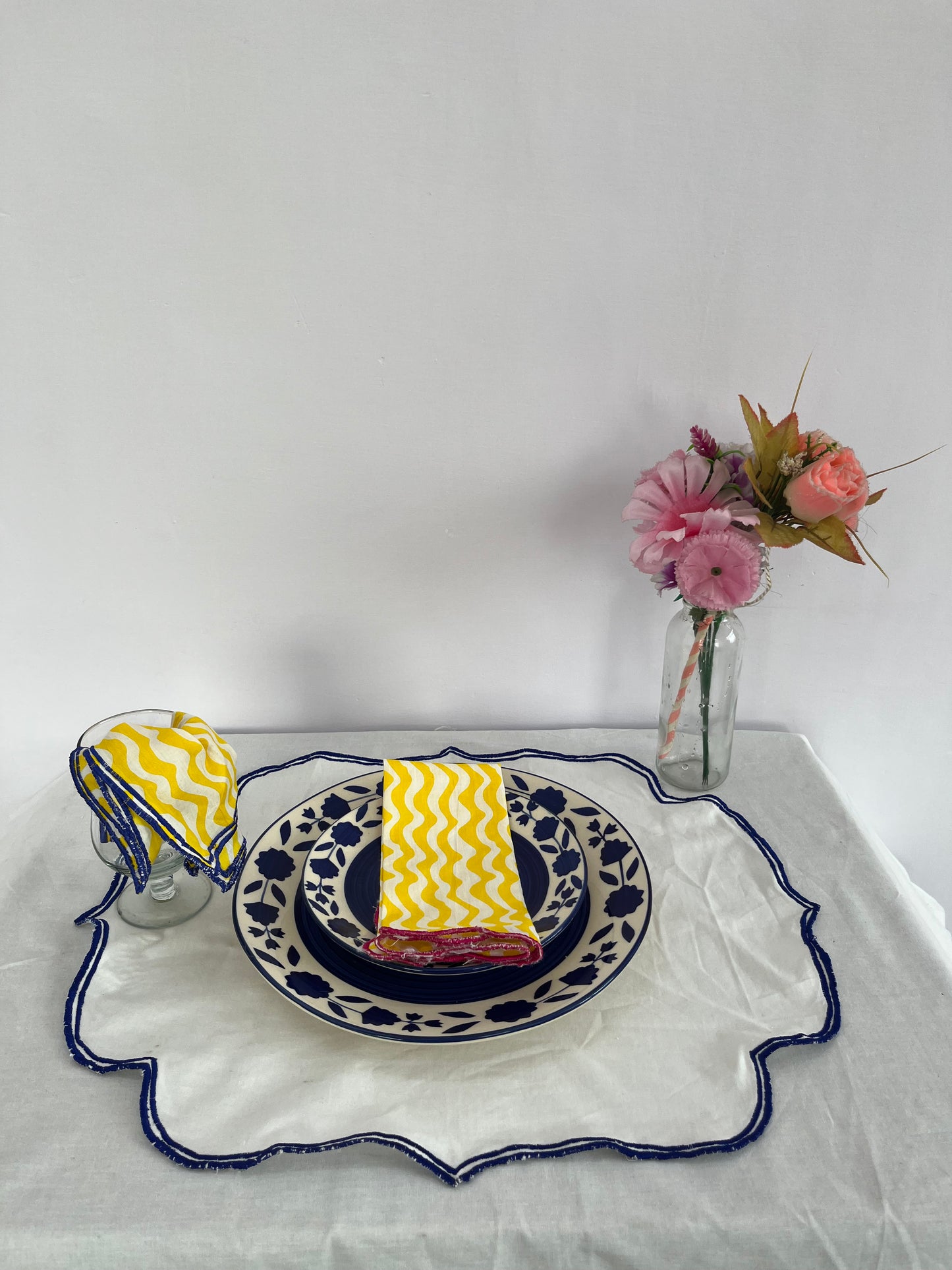 Blue geometric table mat set