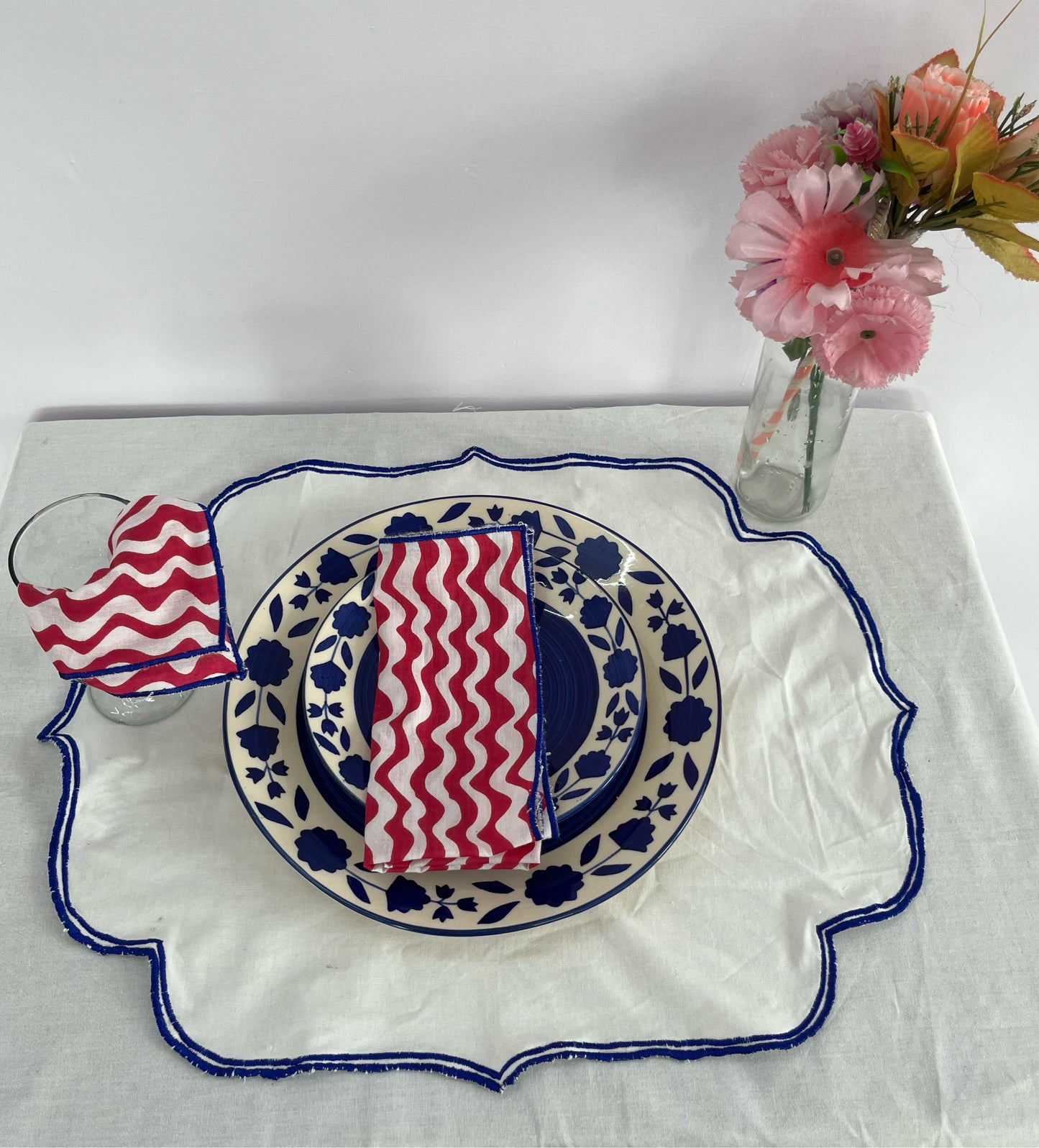 Blue geometric table mat set
