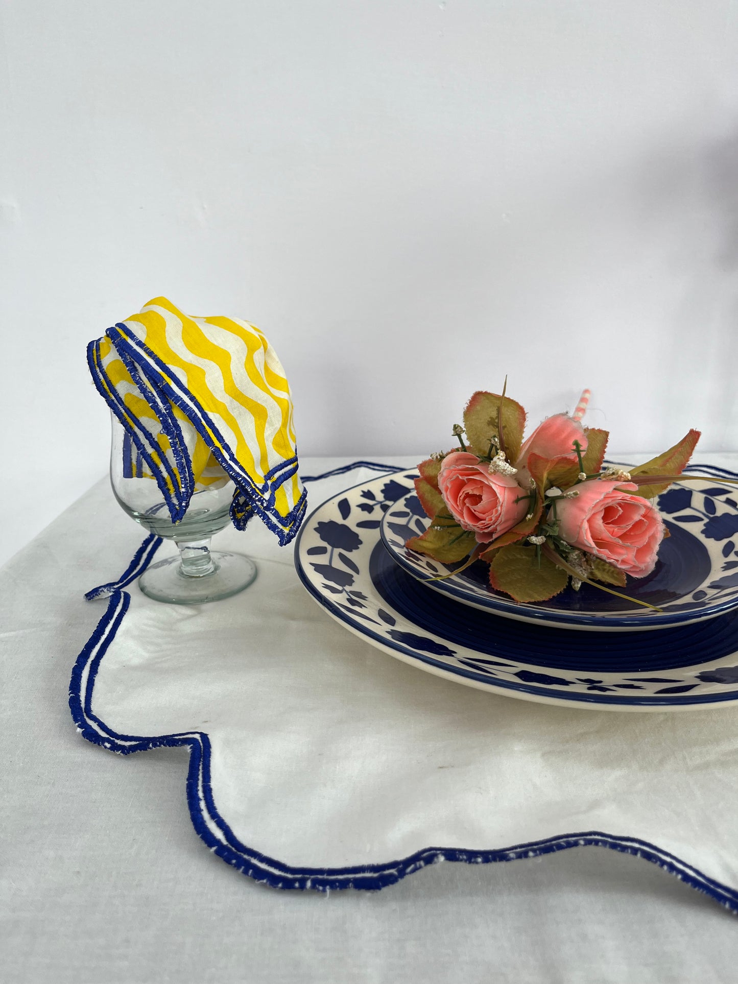 Blue geometric table mat set